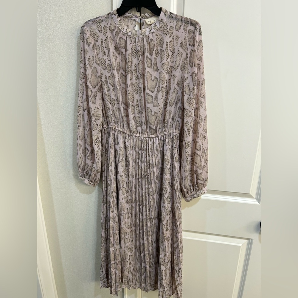 Beautiful lavender leopard print pleated dress